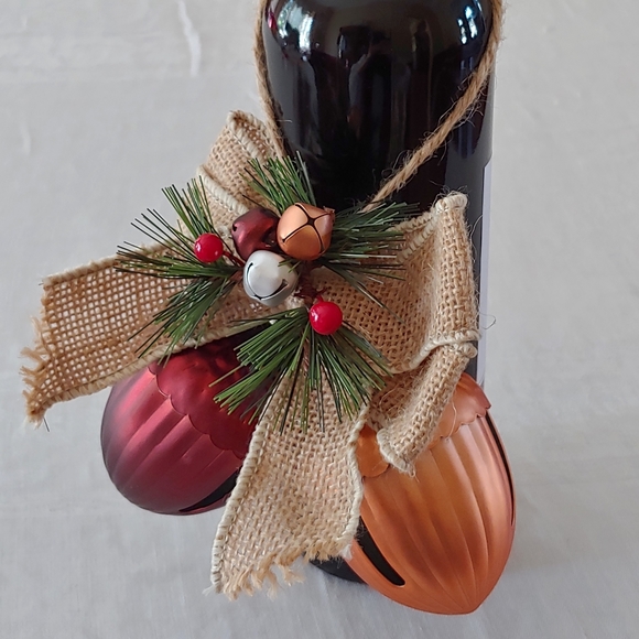 Holiday Acorn Bell - Picture 4 of 7
